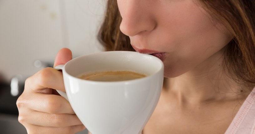 Jeśli co rano sięgasz po filiżankę kawy, nie zapomnij dosypać do niej szczyptę kakao /123RF/PICSEL