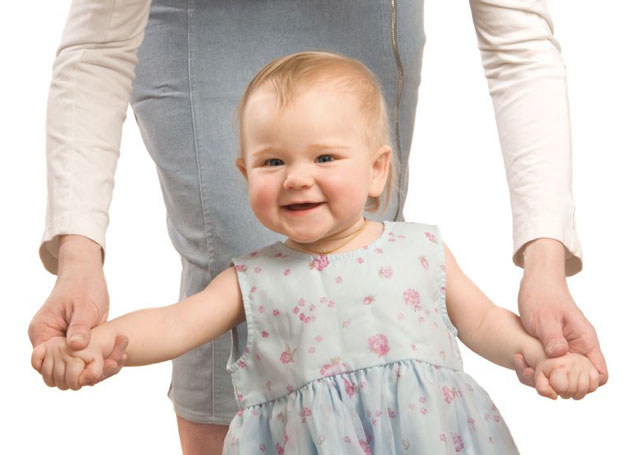 Jeśli czekasz na pierwszy krok swojego dziecka, dowiedz się, co warto robić, by ułatwić mu tę umiejętność /123RF/PICSEL
