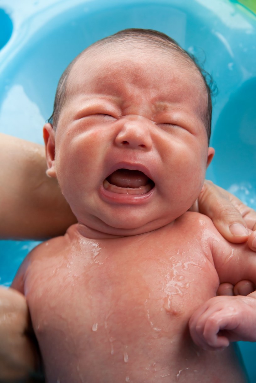 Плачет при купании. Ребенок после купания. Купание новорожденного ребенка. Новорожденный ребенок плачет. Плачущий младенец.