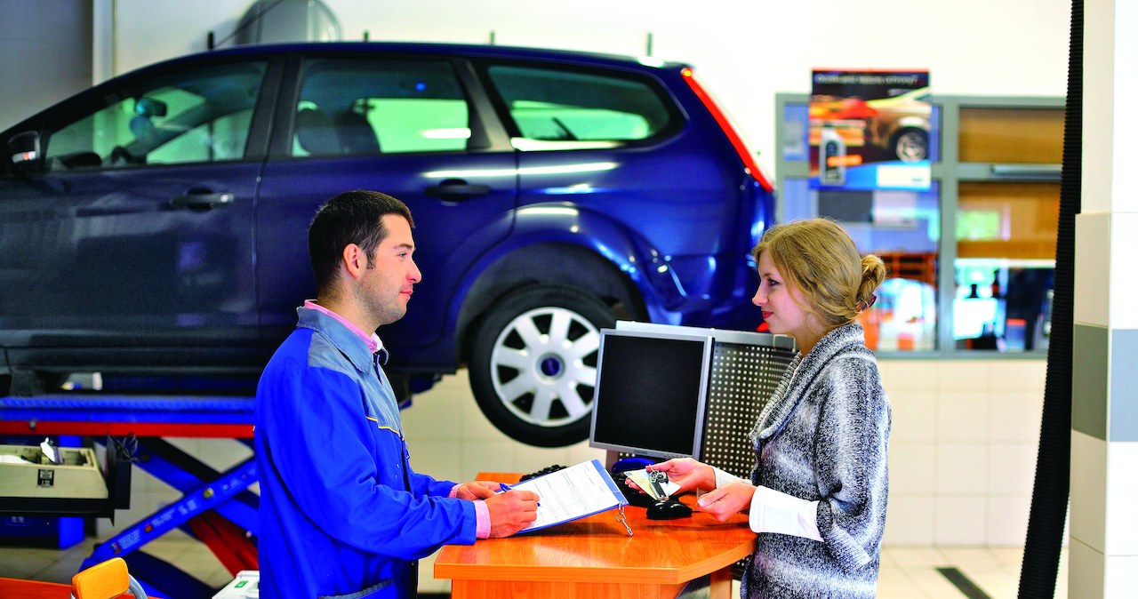 Jeśli do usterki doszło tuż po zakończeniu gwarancji, warto zwrócić się do ASO, które czasami zwraca część wydatków. /Motor