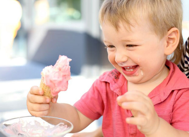 Jeśli dopilnujemy, aby dziecko jadło lody powoli, nie powinny zaszkodzić /123RF/PICSEL