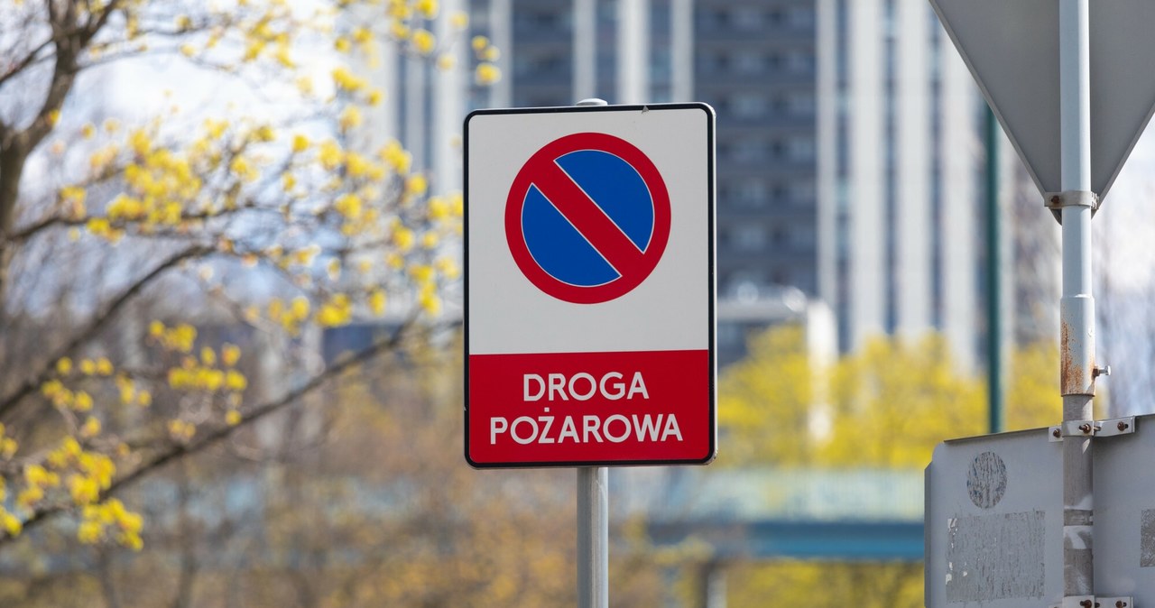 Jeśli droga pożarowa jest dodatkowo oznaczona znakiem B-35 zakaz postoju, parkując na niej możemy narazić się na mandat. / Arkadiusz Ziolek /East News