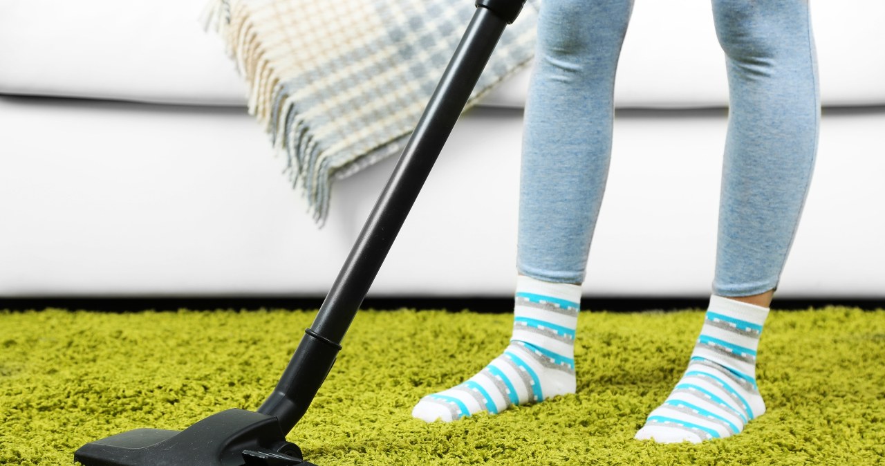 Jeśli dywan jest bardzo brudny,  samo odkurzanie nie wystarczy, aby przywrócić mu idealny wygląd /Pixel