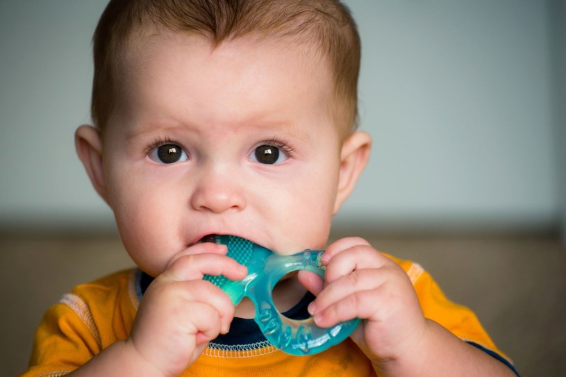 Jeśli dziecko skończyło półtora roku i nie ma ani jednego ząbka, należy zgłosić się z nim do lekarza specjalisty /123RF/PICSEL