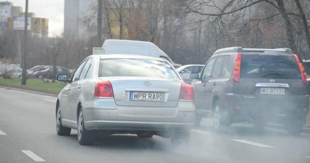 Jeśli efekty spalania widoczne są nawet w lusterku wstecznym, sytuacja staje się niepokojąca. /Motor