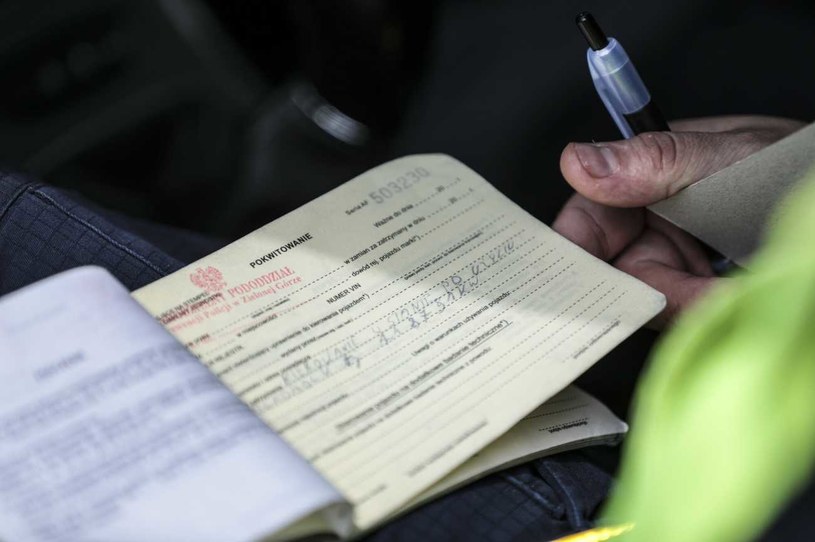 Jeśli funkcjonariusz zdecyduje o odebraniu prawa jazdy, wypisze odpowiednie pokwitowanie /PIOTR JEDZURA/REPORTER /East News