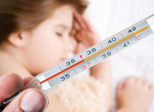 Jeśli gorączka utrzymuje się dłużej niż 2-3 dni lub towarzyszą jej inne objawy, np. kaszel, malca musi zbadać lekarz /123RF/PICSEL