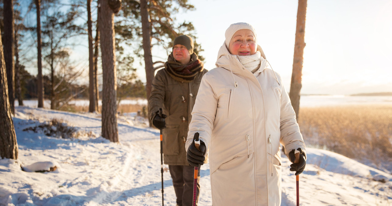 Jeśli ich stan zdrowia na to pozwala, zaproponuj dziadkom wspólny nordic walking /123RF/PICSEL