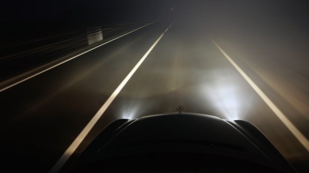 Jeśli jadąc we mgle włączymy światła drogowe (tzw. długie), widoczność spadnie, bo silny strumień światła spowoduje powstanie jasnej plamy. /Motor