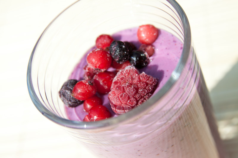 Jeśli jesteś na diecie, do kojtajlu używaj odtłuszczonego jogurtu naturalnego &nbsp; /&copy; Panthermedia