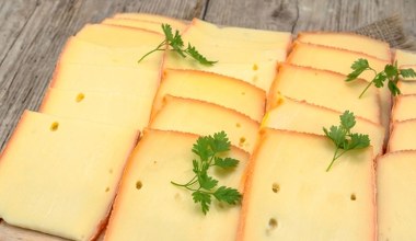 Jeśli jesz żółty ser, to wybierz ten. Ma delikatny, orzechowy smak, mało sodu, ale sporo białka