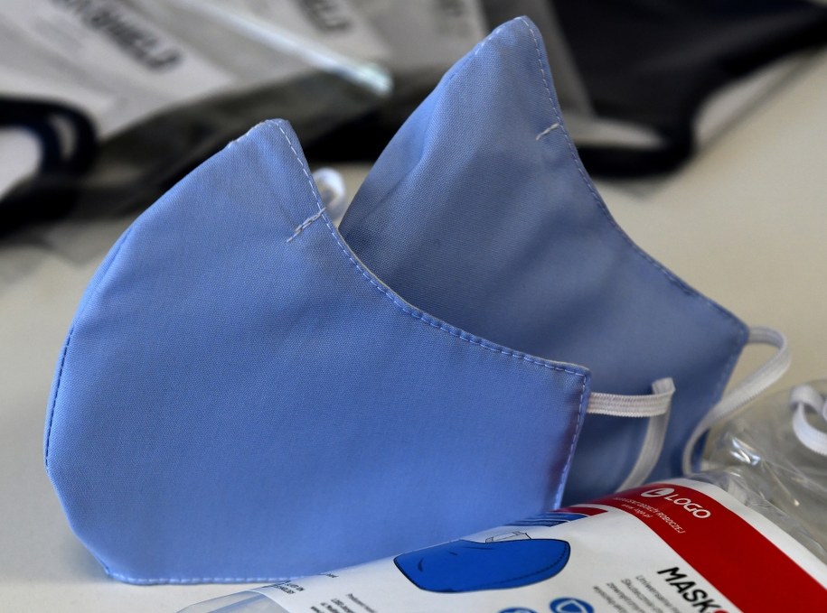 Jeśli ktoś czuje się bezpieczniej nosząc maseczkę, to powinien ją nosić. Można też nosić szalik /Darek Delmanowicz /PAP