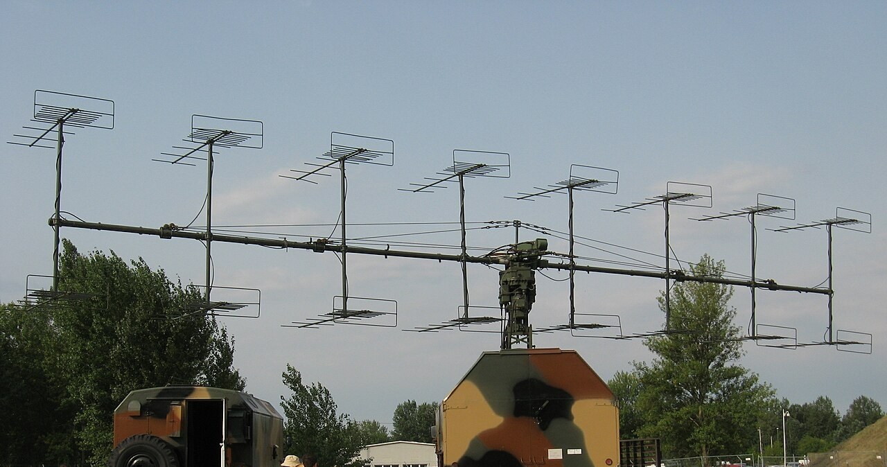 Jeśli makieta radaru P-18 "Malachit" miała ściągnąć uwagę także pocisków antyradarowych, Ukraińcy musieli zainwestować w emiter fałszywego sygnału) /Wikimedia