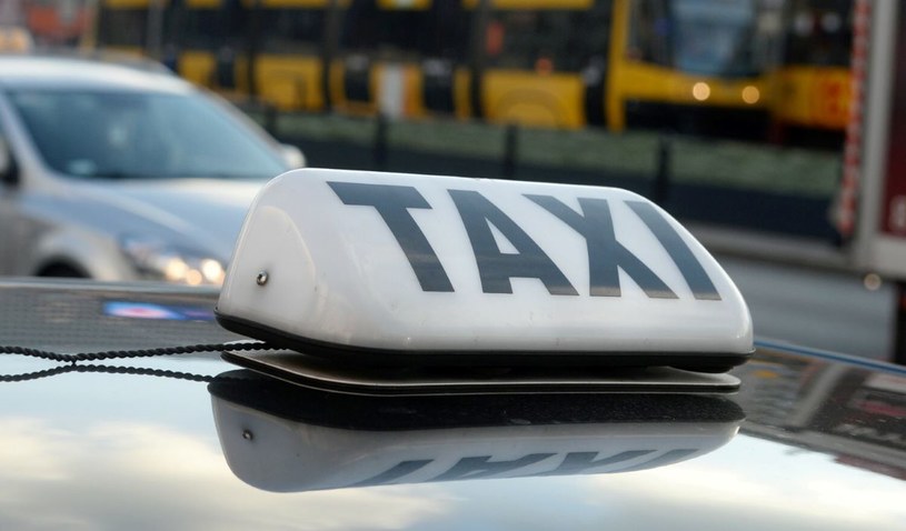 Jeśli mamy wątpliwości, czy wsiadać za kółko, zdecydowanie lepiej zamówić taksówkę. /Jan Bielecki /East News
