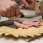Jeśli masz jeść ser żółty, to wybierz ten. Ma delikatny, orzechowy smak, mało sodu, ale sporo białka