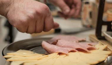Jeśli masz jeść ser żółty, to wybierz ten. Ma delikatny, orzechowy smak, mało sodu, ale sporo białka