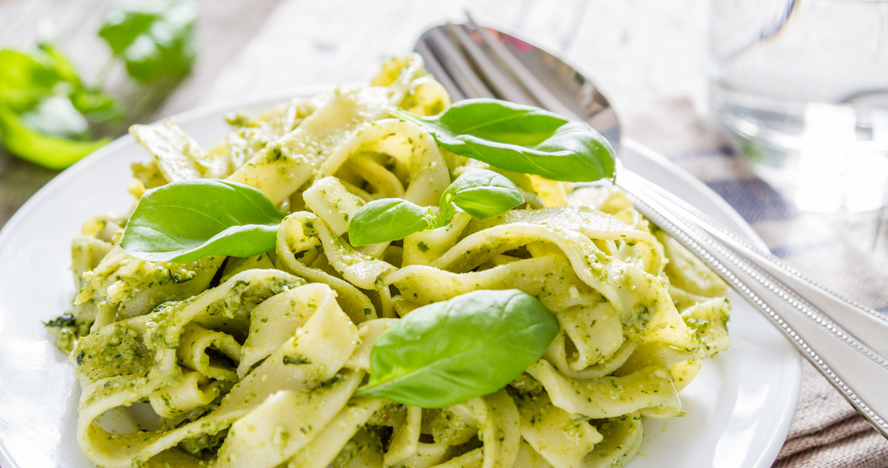 Jeśli masz ochotę na szybki obiad, wypróbuj przepis na wiosenne tagliatelle z domowym pesto /123RF/PICSEL