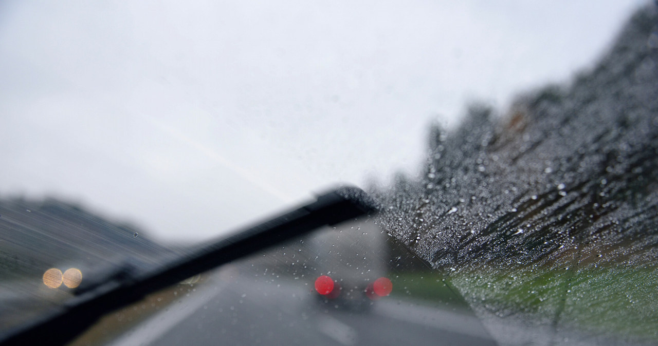 Jeśli na autostradzie złapie nas ulewa, należy zwolnić, ale nie wolno się zatrzymywać /Bartłomiej Magierowski /East News