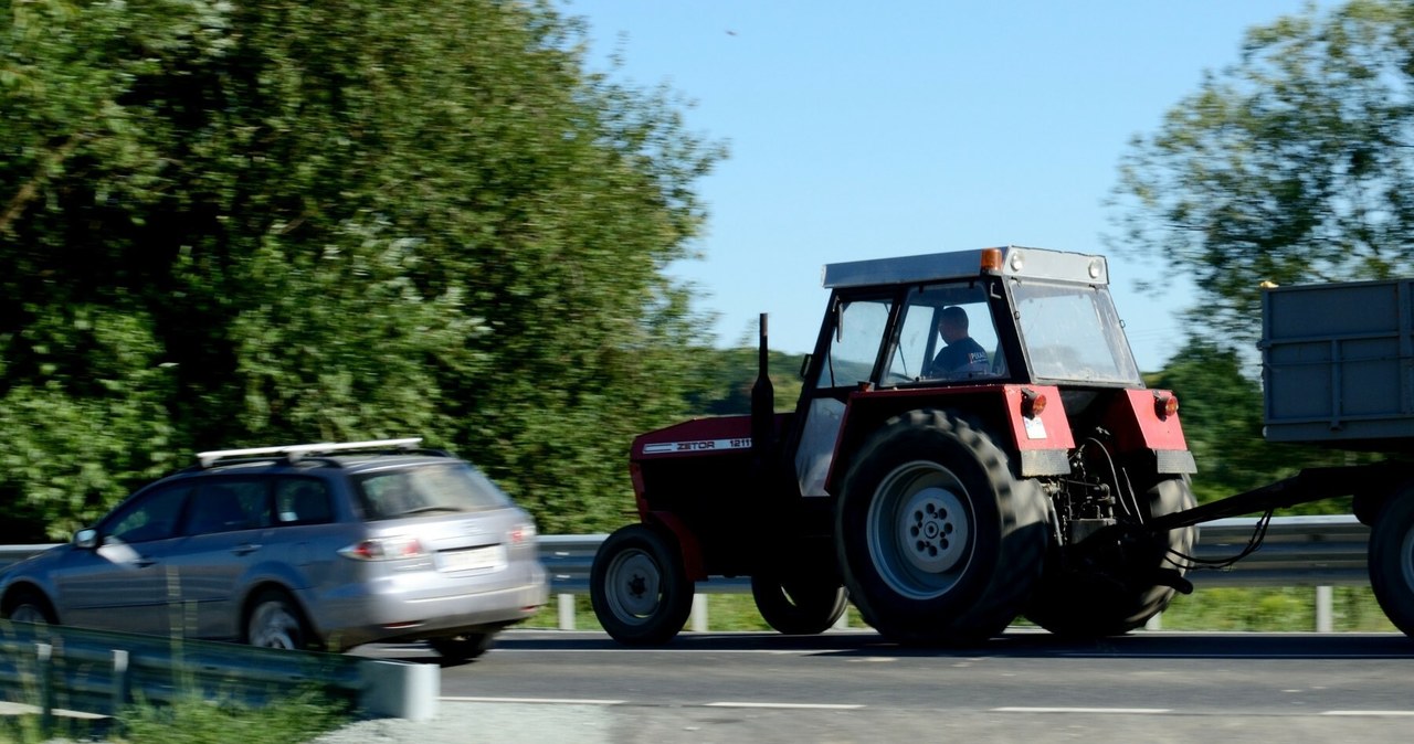 Jeśli na odcinku drogi znajduje się podwójna linia ciągła, wyprzedzanie musi odbyć się bez przejechania przez linię P-4, a nawet najechania na nią. /Bartlomiej Magierowski /East News