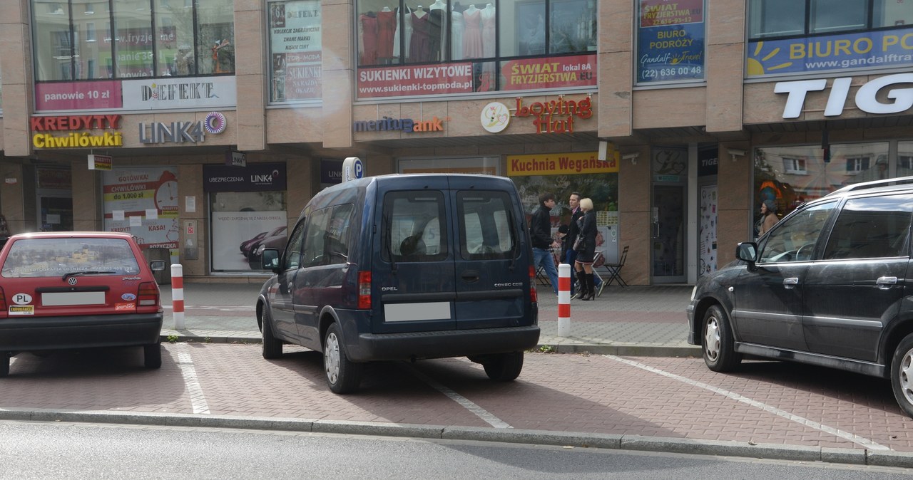 Jeśli na parkingu stanowiska postojowe są wyznaczone (białe linie), trzeba stosować się do wskazań. Zajęcie dwóch miejsc oznacza mandat – 100 zł. /Motor