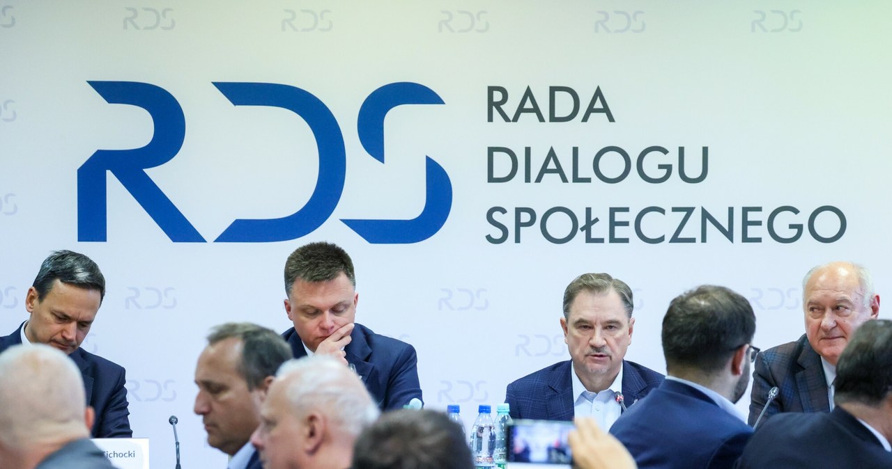 Jeśli negocjacje w RDS nie przyniosą skutku, o wysokości płacy minimalnej zdecyduje rząd /Wojciech Olkusnik/East News /East News