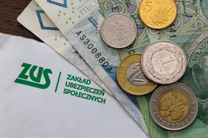 Jeśli nie dostarczymy do ZUS świadectw pracy za okres przed 1999 rokiem, może to skutkować niższą emeryturą /123RF/PICSEL
