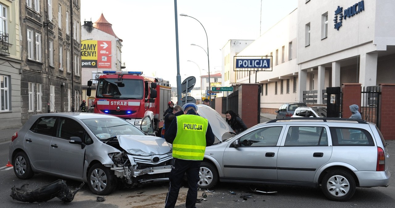 Jeśli nie mamy OC, to w razie wypadku musimy pokryć wszystkie koszty z własnej kieszeni /Łukasz Solski /East News