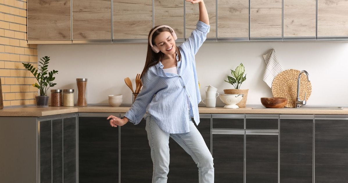 Jeśli nie masz czasu na zaplanowane treningi na siłowni czy basenie, to pamiętaj, że ruch spontaniczny, np. taniec w kuchni, także korzystnie wpływa na twoje ciało /123RF/PICSEL