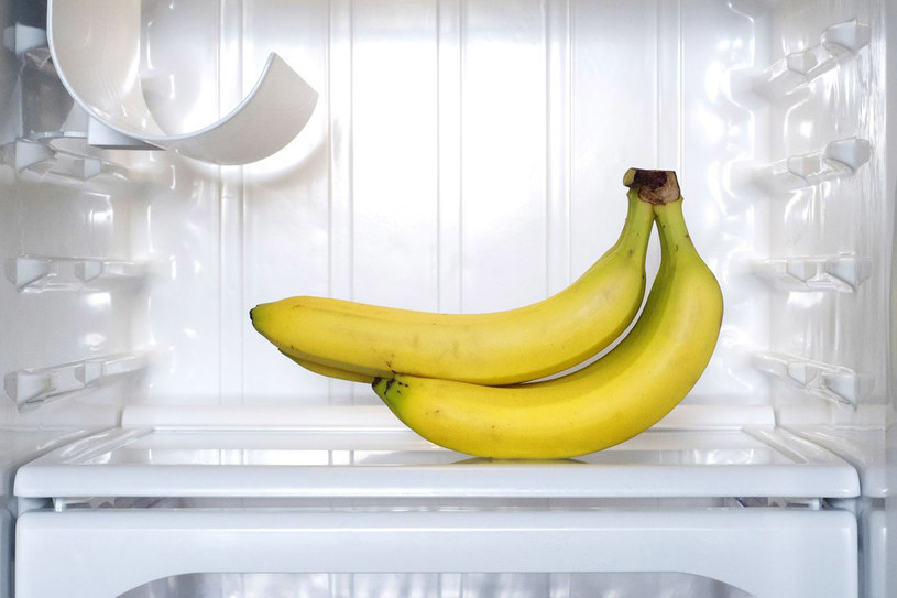 Jeśli nie musisz, nie kupuj bananów na zapas. Nadwyżki lepiej niech nie lądują w lodówce /123RF/PICSEL