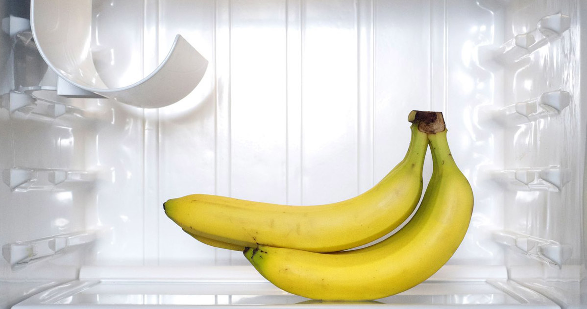 Jeśli nie musisz, nie kupuj bananów na zapas. Nadwyżki lepiej niech nie lądują w lodówce /123RF/PICSEL
