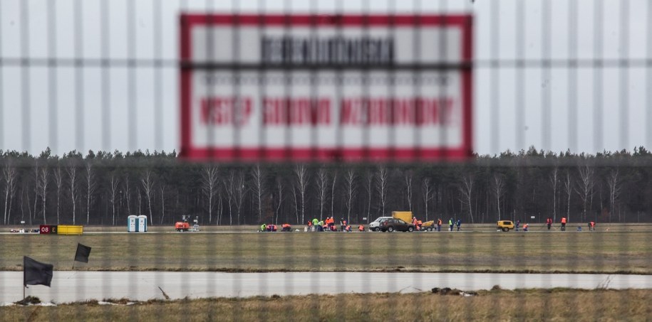 Jeśli nie uda się otworzyć lotniska 16 stycznia to straty będą znacznie wyższe niż szacowane 40 mln złotych /Jakub Kaminski /PAP