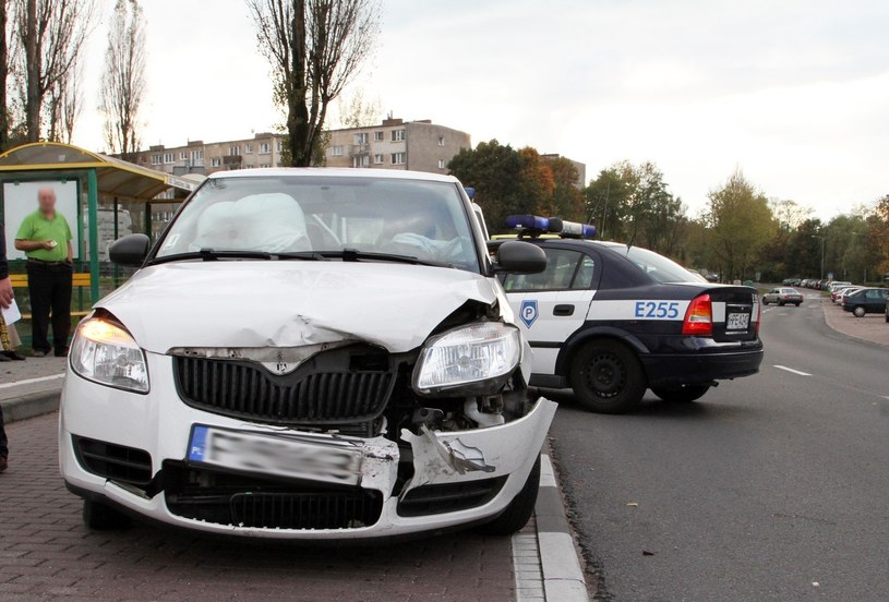 Jeśli nikt nie odniósł obrażeń, a samochód nadal może jechać, naszym obowiązkiem jest usunięcie go z drogi /Piotr Jędzura /Reporter