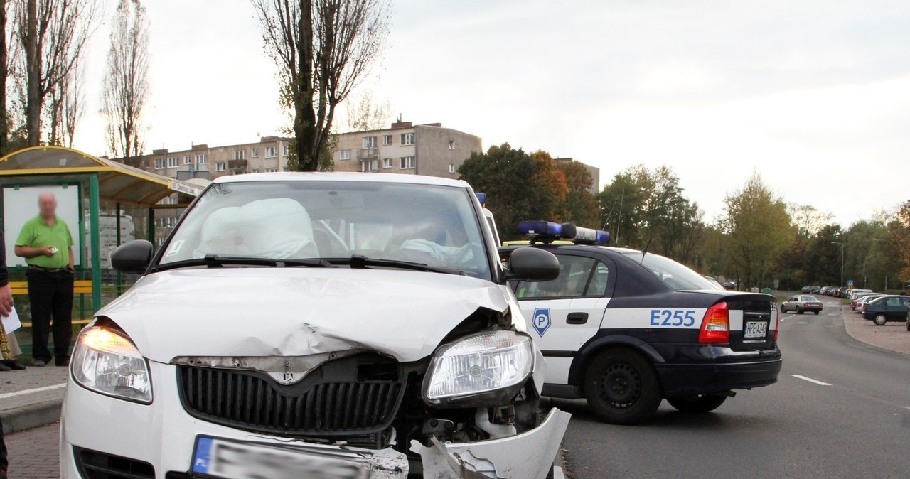 Jeśli nikt nie odniósł obrażeń, a samochód nadal może jechać, naszym obowiązkiem jest usunięcie go z drogi /Piotr Jędzura /Reporter