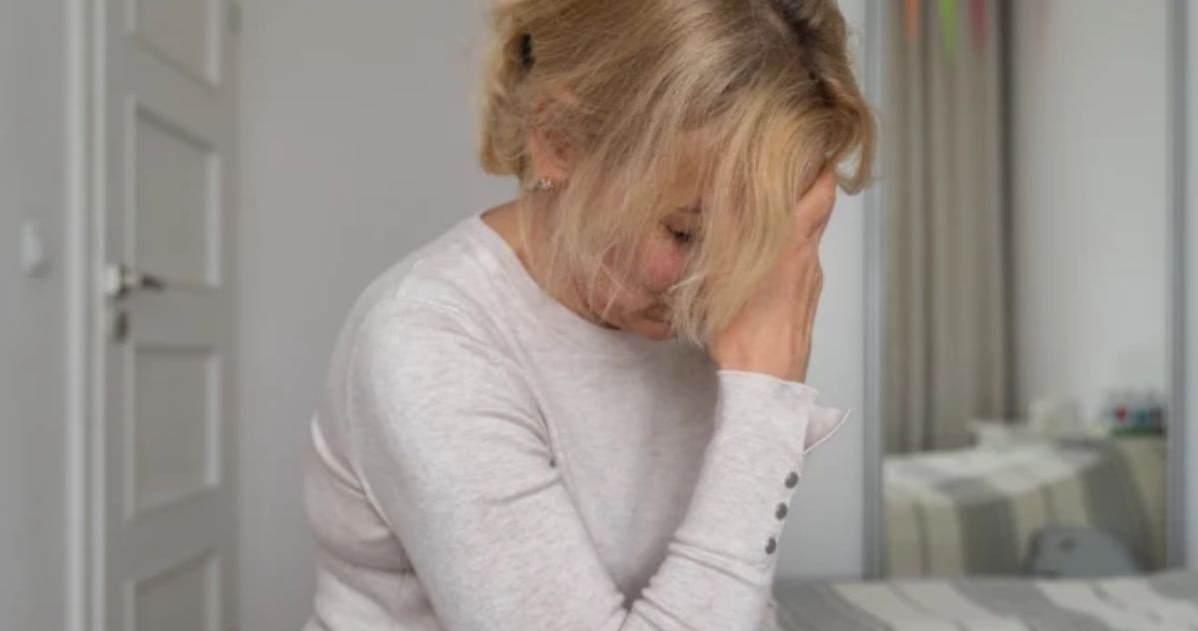 Jeśli objawy menopauzy są bardzo dokuczliwe, można skorzystać ze wsparcia lekarza lub położnej /123RF/PICSEL