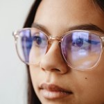 Jeśli okulary ścierają ci podkład, to sprawdź ten trik! Koniec z odbitymi noskami