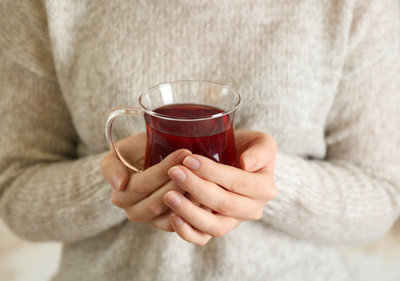 Jeśli pijecie gorącą herbatę, narażacie się na raka przełyku /123RF/PICSEL