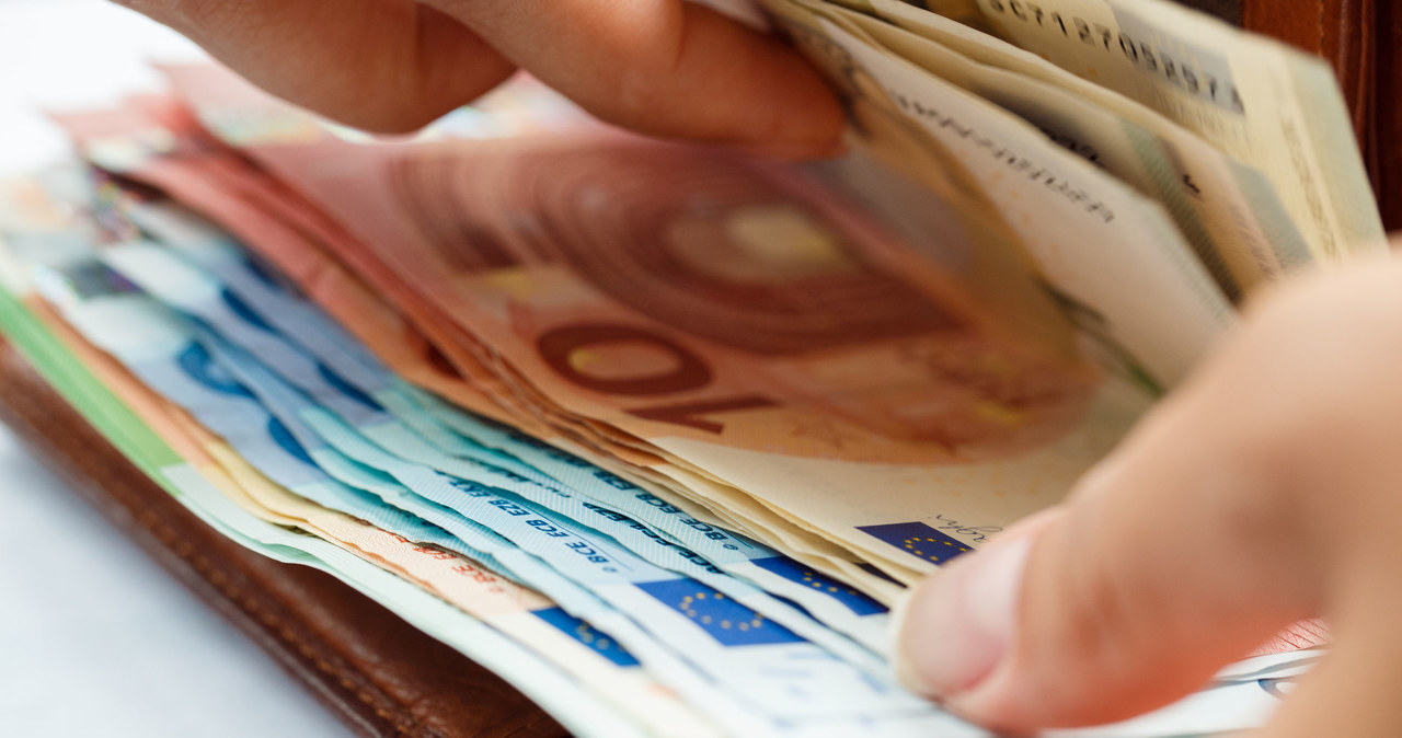 Jeśli płacisz na wakacjach obcą walutą, przed schowaniem reszty, przyjrzyj się banknotom. /123RF/PICSEL