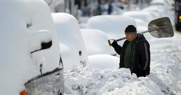 Jeśli pług odśnieżający drogę zgarnie śnieg na twój chodnik, możesz zapłacić 500 zł mandatu /AFP