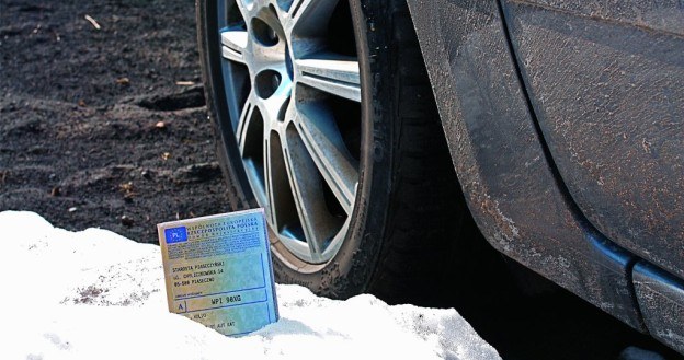 Jeśli poprzedni właściciel nie zgłosił zbycia pojazdu, to on będzie musiał udać się do urzędu komunikacji. /Motor