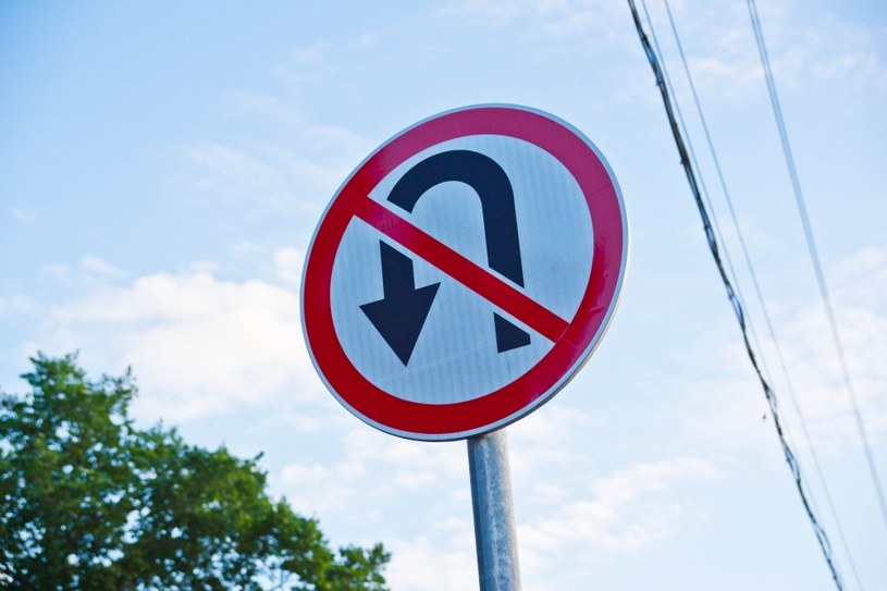 Jeśli przed skrzyżowaniem widzisz taki znak, komunikat jest prosty - zawracać nie można /123rf /123RF/PICSEL / swidwin.policja.gov.pl /123RF/PICSEL
