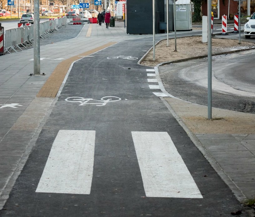 Jeśli przed "zebrą" (znak poziomy P-10) nie ma znaku pionowego D-6, nie jest to przejście dla pieszych w rozumieiu kodeksu drogowego. Pieszy nie ma pierwszeństwa przed rowerzystami /Agencja SE/East News