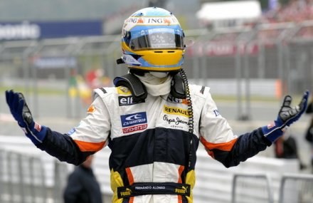 Jeśli Renault wycofa się z F1, Fernando Alonso będzie mógł tylko bezradnie rozłożyć ręce /AFP