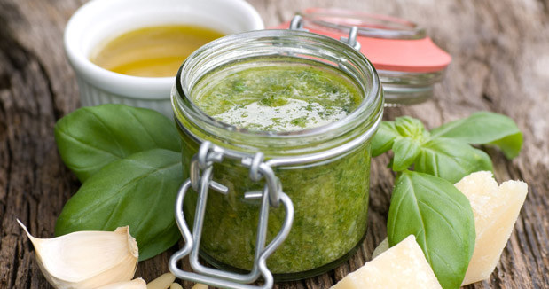 Jeśli robisz domowe pesto, zamroź jego nadmiar w małych pojemnikach, np. po musach dla dzieci. /123RF/PICSEL