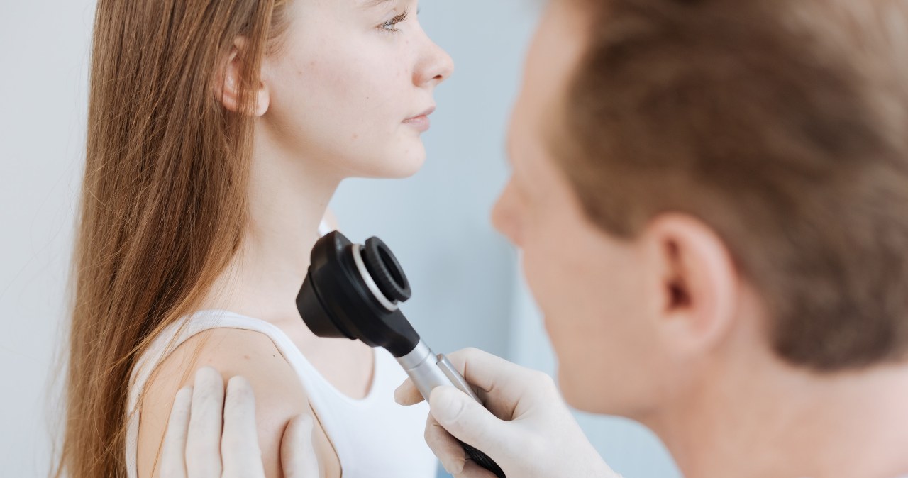 Jeśli rubinki pojawiają się nagle lub w dużej liczbie, warto skonsultować się z dermatologiem i wykonać podstawowe badania /123RF/PICSEL