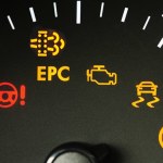 Jeśli się pojawi, nie gaś silnika. Ta kontrolka oznacza kosztowny problem