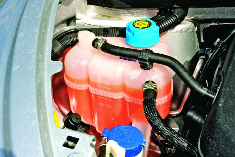 Jeśli silnik "zagotuje się" i wyrzuci płyn, nie wolno dolewać zimnej wody (lepiej wlać gorącą lub poczekać, aż silnik ostygnie). /Motor
