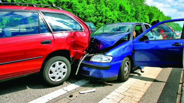 Jeśli stłuczka była spowodowana przez kierującego wypożyczonym autem, firma może obciążyć go kosztami naprawy. /Motor