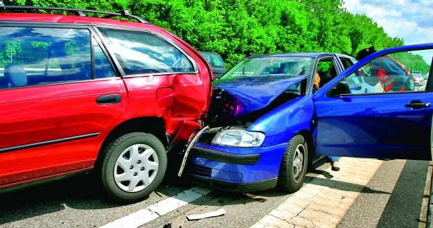 Jeśli stłuczka była spowodowana przez kierującego wypożyczonym autem, firma może obciążyć go kosztami naprawy. /Motor