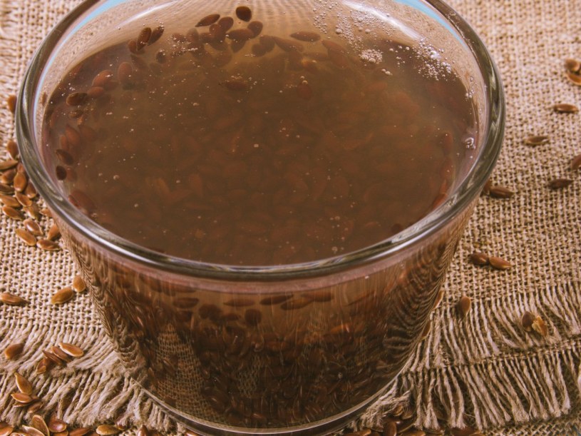 Jeśli stosujesz siemię lniane, to tylko takie. Ma więcej kwasów omega3, lepiej działa na jelita i serce