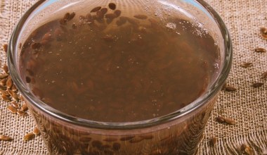 Jeśli stosujesz siemię lniane, to tylko takie. Ma więcej kwasów omega3, lepiej działa na jelita i serce